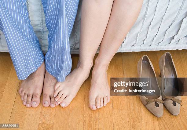 man and woman playing footsie - playing footsie - fotografias e filmes do acervo