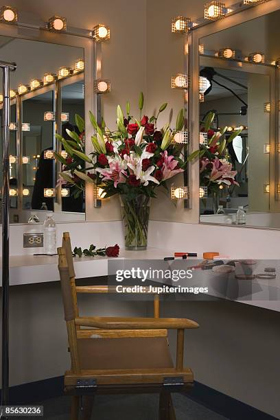 flowers in dressing room - stage make up ストックフォトと画像