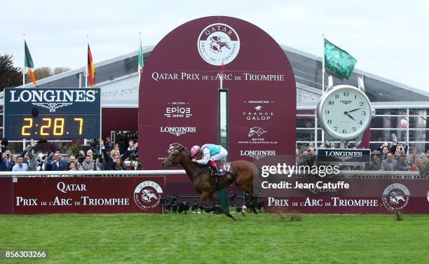 Frankie Dettori of Italy riding 'Enable' wins Qatar Prix de l'Arc de Triomphe 2017 at Hippodrome de Chantilly racecourse on October 1, 2017 in...