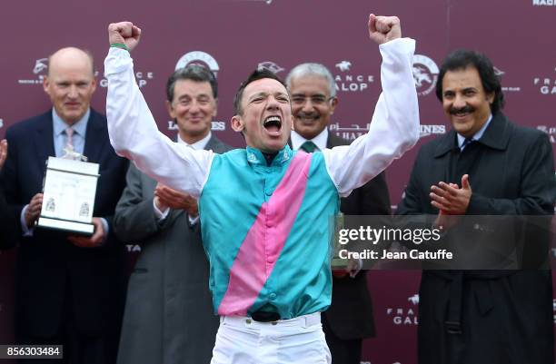 Frankie Dettori of Italy riding 'Enable' celebrates winning Qatar Prix de l'Arc de Triomphe 2017 at Hippodrome de Chantilly racecourse on October 1,...