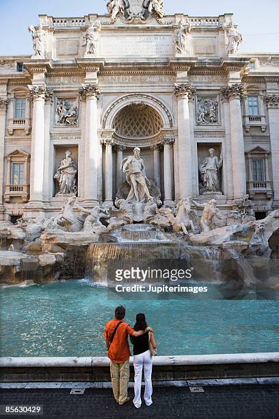 couple standing , trevi fountain , rome , italy - roma acqua foto e immagini stock