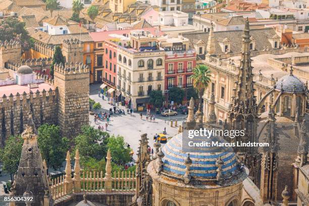 ciudad de sevilla, españa - santa cruz fotografías e imágenes de stock