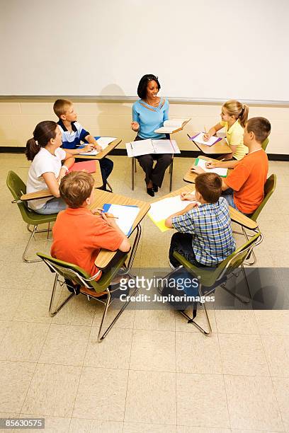 teacher and students sitting in classroom - bambini seduti in cerchio foto e immagini stock