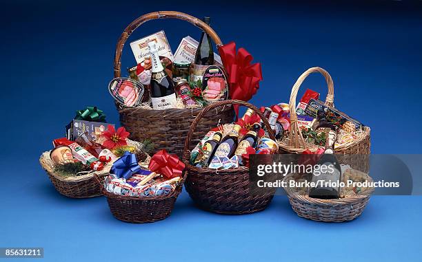 gift baskets - canasta fotografías e imágenes de stock