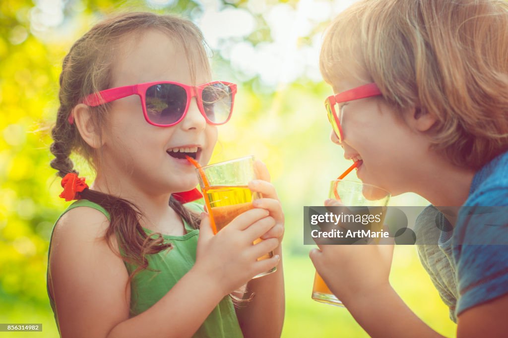 Niños bebiendo jugo