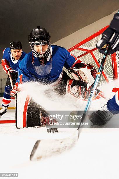 hockey goalie protecting goal - mens ice hockey fotografías e imágenes de stock