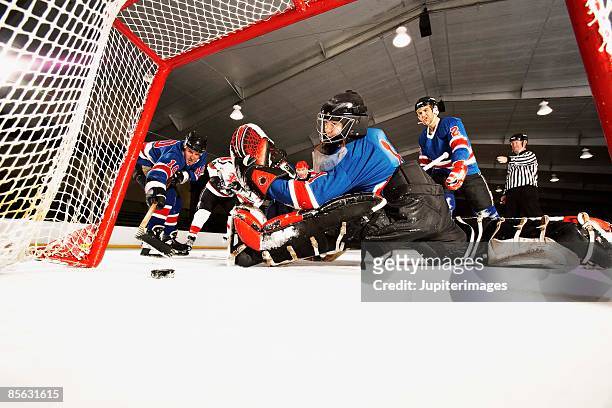 hockey goalie protecting goal - hockey player stock-fotos und bilder