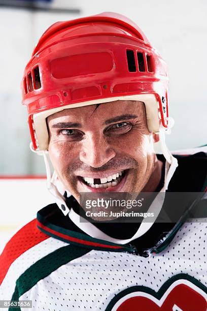 portrait of hockey player - hueco entre dientes fotografías e imágenes de stock