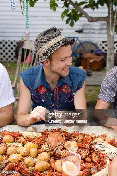 man eating at crab boil - crab seafood - fotografias e filmes do acervo