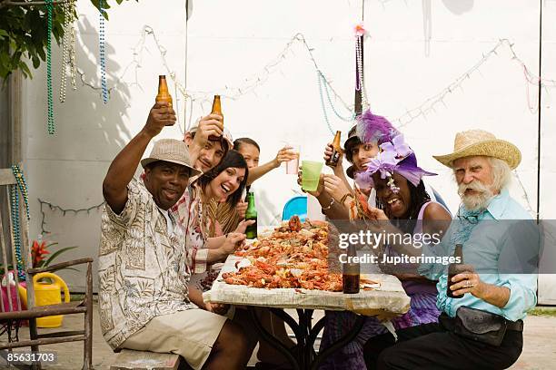 friends toasting at seafood boil - zuidelijke verenigde staten gerechten stockfoto's en -beelden