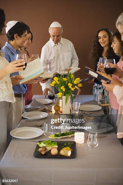 family reading out of the torah - passover symbols 個照片及圖片檔