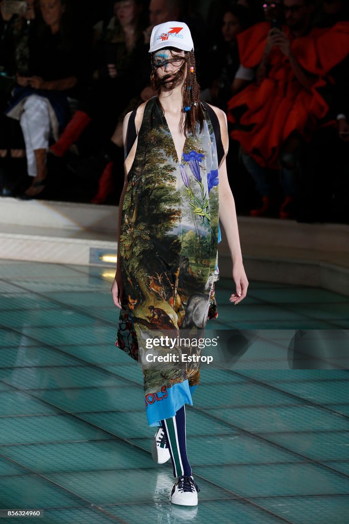 Vivienne Westwood : Runway - Paris Fashion Week Womenswear Spring/Summer 2018