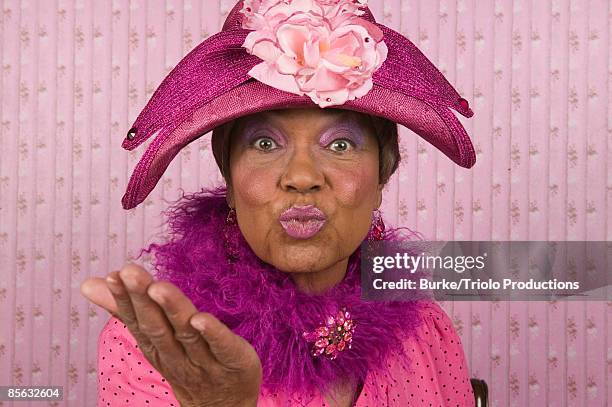 woman blowing kiss - black hat stockfoto's en -beelden