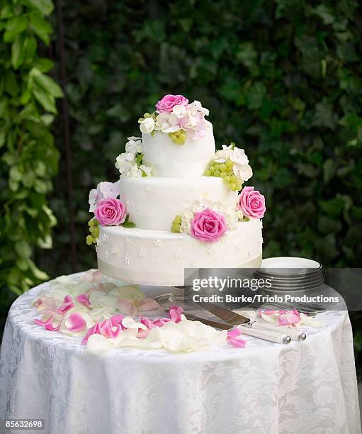 wedding cake - hochzeitstorte stock-fotos und bilder