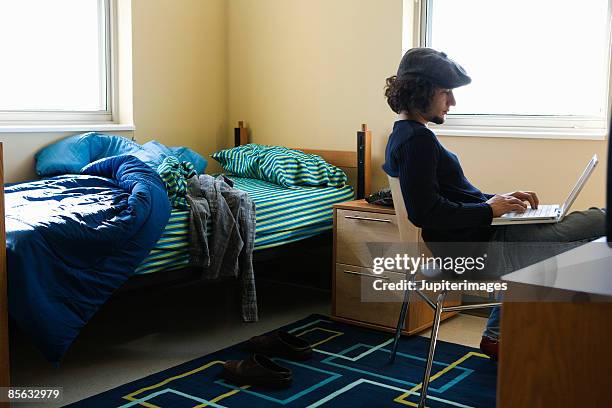 student studying in dorm room - residencia estudiantil fotografías e imágenes de stock