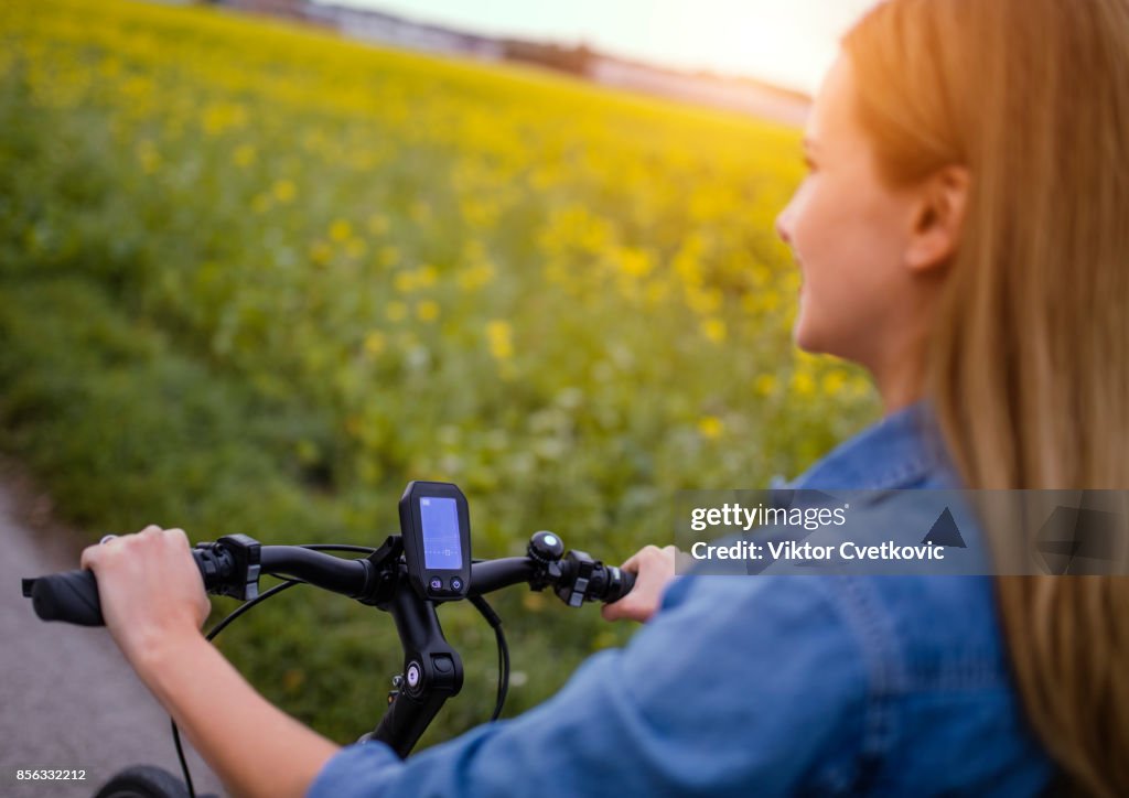 Vrouw rijden op haar elektrische fiets