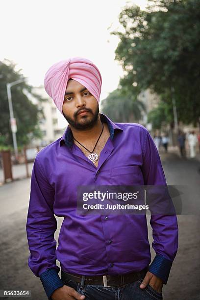 man standing in street - sikhisme stockfoto's en -beelden