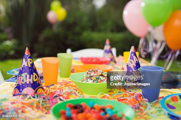 table decorated for birthday party - decorazione festiva foto e immagini stock