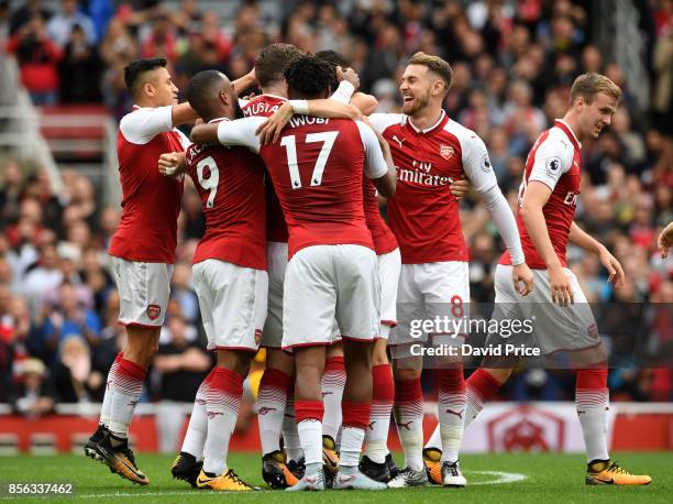 Nacho Monreal celebrates scoring a goal for Arsenal with Shkodran Mustafi, Alexandre Lacazette, Aaron Ramsey, Alexis Sanchez and Alex Iwobi during...