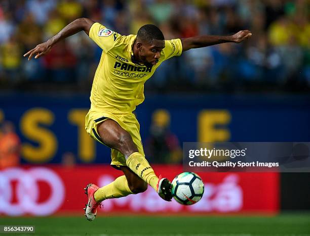 Cedric Bakambu of Villarreal in action during the La Liga match between Villarreal and Eibar at Estadio De La Ceramica on October 1, 2017 in...