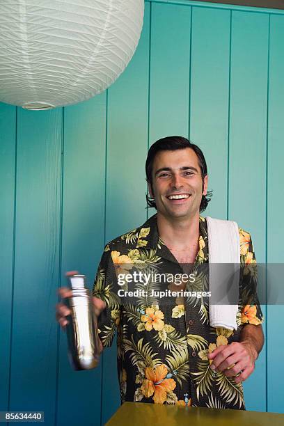 man in hawaiian shirt with cocktail shaker - bartender foto e immagini stock