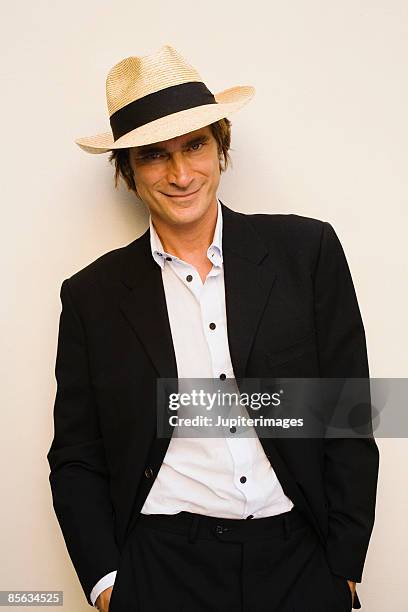 smiling man wearing straw fedora - sombrero fedora fotografías e imágenes de stock