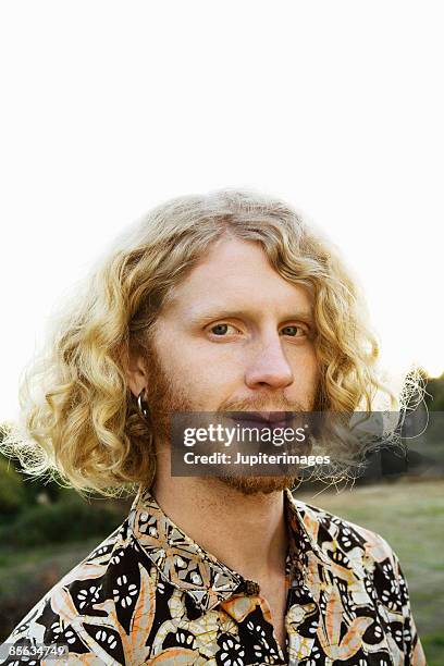 portrait of young adult man with beard - lang haar stockfoto's en -beelden