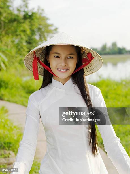 smiling woman, vietnam - ao dai stockfoto's en -beelden