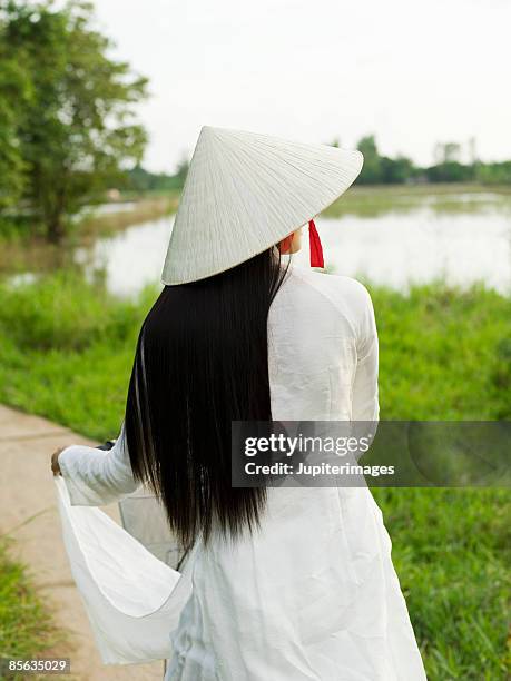 back view of woman wearing straw hat, vietnam - ao dai stockfoto's en -beelden