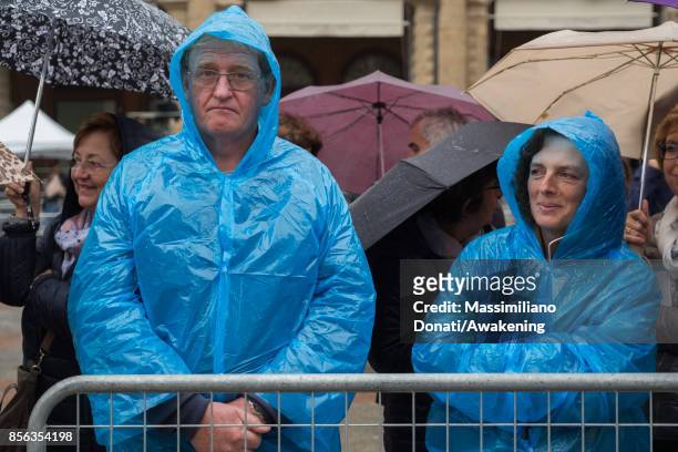 People attend under the rain the pastoral visit of Pope Francis on October 1, 2017 in Bologna, Italy. Pope Francis visits Bologna for the first time...