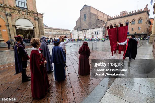 People with a medieval costumes attend a pastoral visit of Pope Francis on October 1, 2017 in Bologna, Italy. Pope Francis visits Bologna for the...