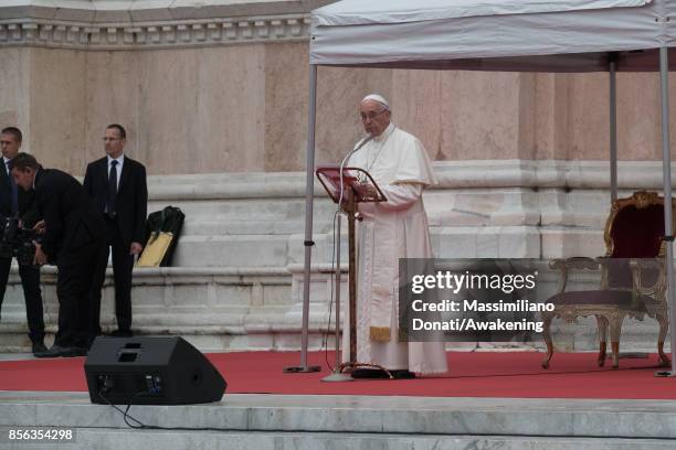 Pope Francis delivers the Angelus prayer in Piazza Maggiore during a pastoral visit in Bologna on October 1, 2017. Pope Francis visits Bologna for...