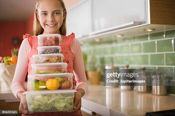 girl with containers of fruits and vegetables - restos - fotografias e filmes do acervo