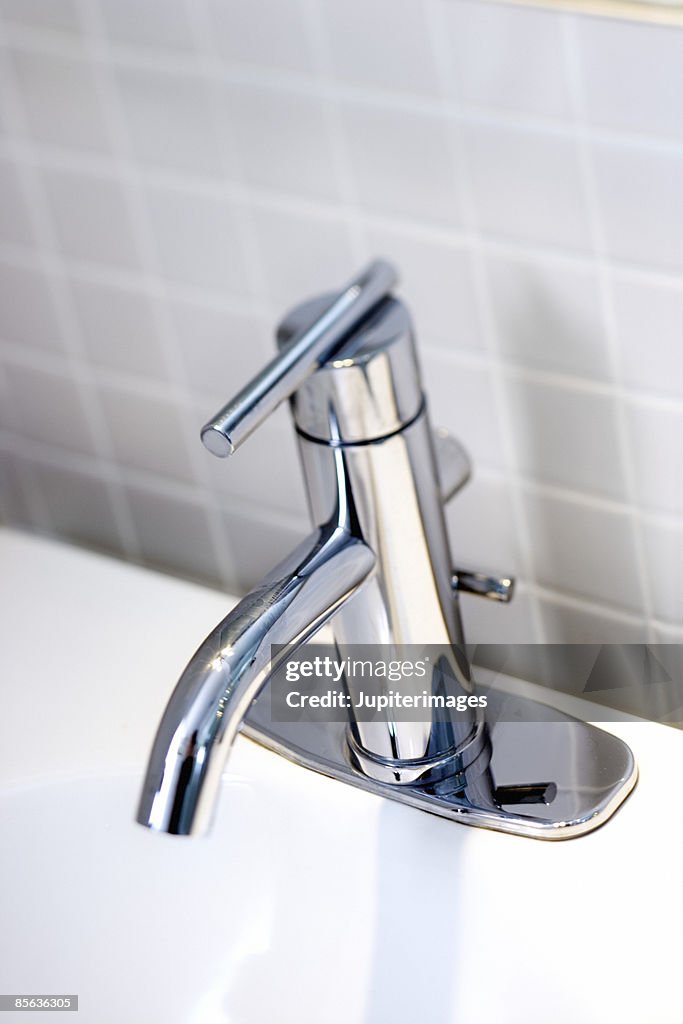 Contemporary bathroom faucet