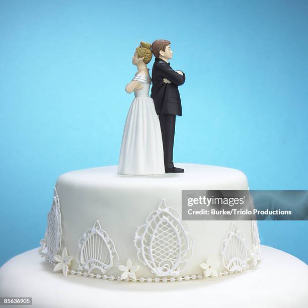 upset bride and groom cake topper - wedding cake figurine photos et images de collection