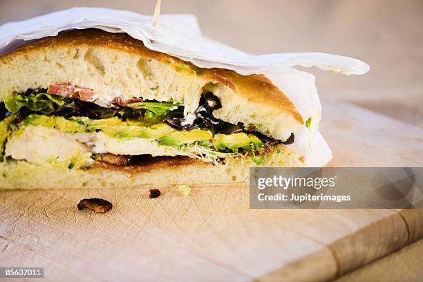 chicken focaccia sandwich - fougasse photos et images de collection