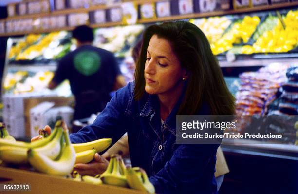 woman shopping in grocery store - banana woman photos et images de collection