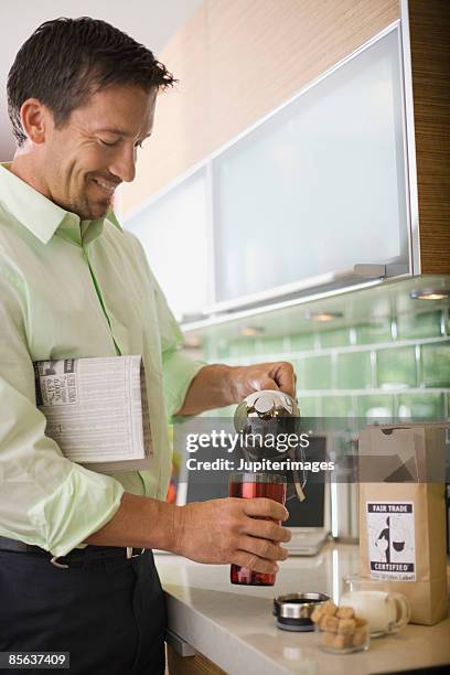 man pouring coffee - turbinadosocker bildbanksfoton och bilder