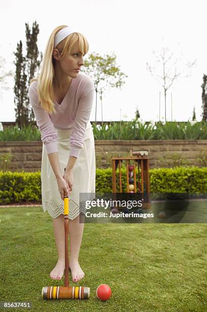 woman playing croquet - croquet fotografías e imágenes de stock