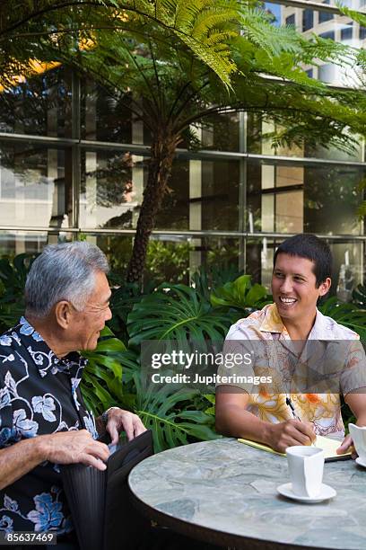 men meeting at outdoor table - hawaii hemd stock-fotos und bilder