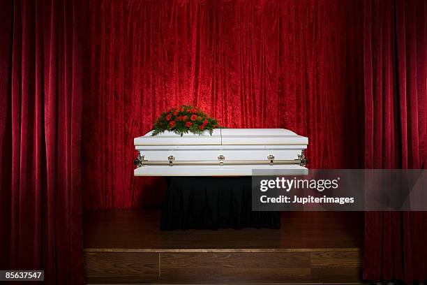 coffin on stage - ferguson missouri marks one year anniversary of the death of michael brown stockfoto's en -beelden