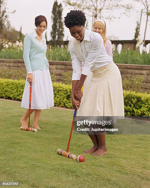 women playing croquet - croquet fotografías e imágenes de stock