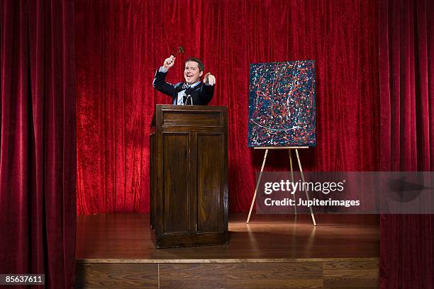 auctioneer and painting - vente aux enchères photos et images de collection