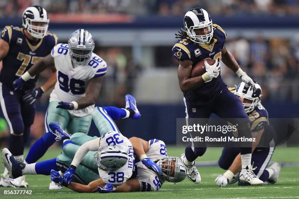 Todd Gurley of the Los Angeles Rams runs the ball past Jeff Heath and Brian Price of the Dallas Cowboys in the third quarter at AT&T Stadium on...