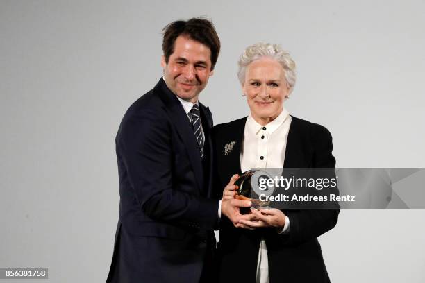 Festival director Karl Spoerri awards Glenn Close with the Golden Icon Award at the 'The Wife' premiere at the 13th Zurich Film Festival on October...