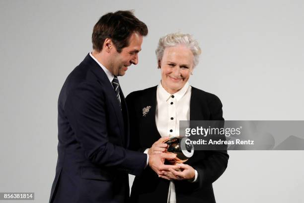 Festival director Karl Spoerri awards Glenn Close with the Golden Icon Award at the 'The Wife' premiere at the 13th Zurich Film Festival on October...