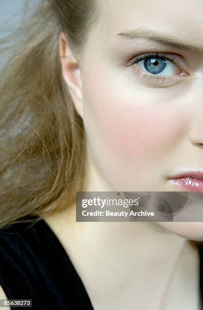 woman's eye - female 18 21 blonde blue eyes stock-fotos und bilder