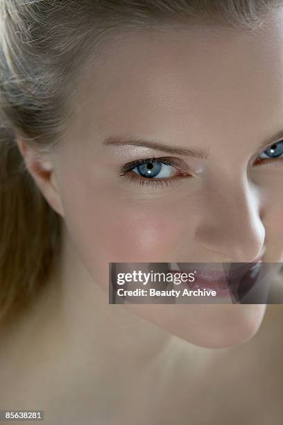 smiling woman - female 18 21 blonde blue eyes stock-fotos und bilder