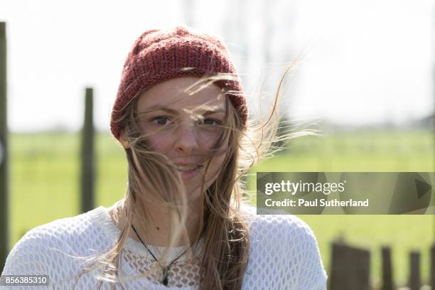 teenage girl outdoors looking to camera. - matamata foto e immagini stock