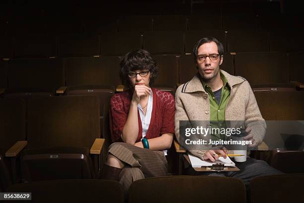 casting directors sitting in theater - critics - fotografias e filmes do acervo